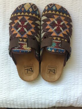 Dirty Laundry Bebidas tapestry clogs